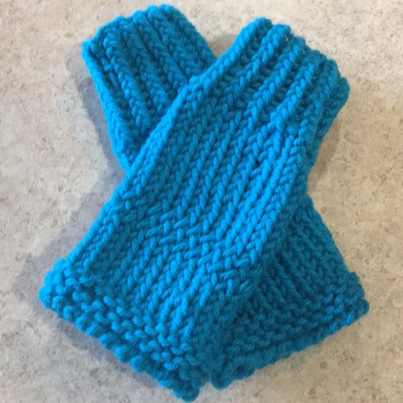 Child’s Fingerless Gloves - Picture 2 of 10